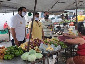 Hector Martins, candidato a prefeito de Arapiraca, visita tradicional feira livre do bairro Brasília