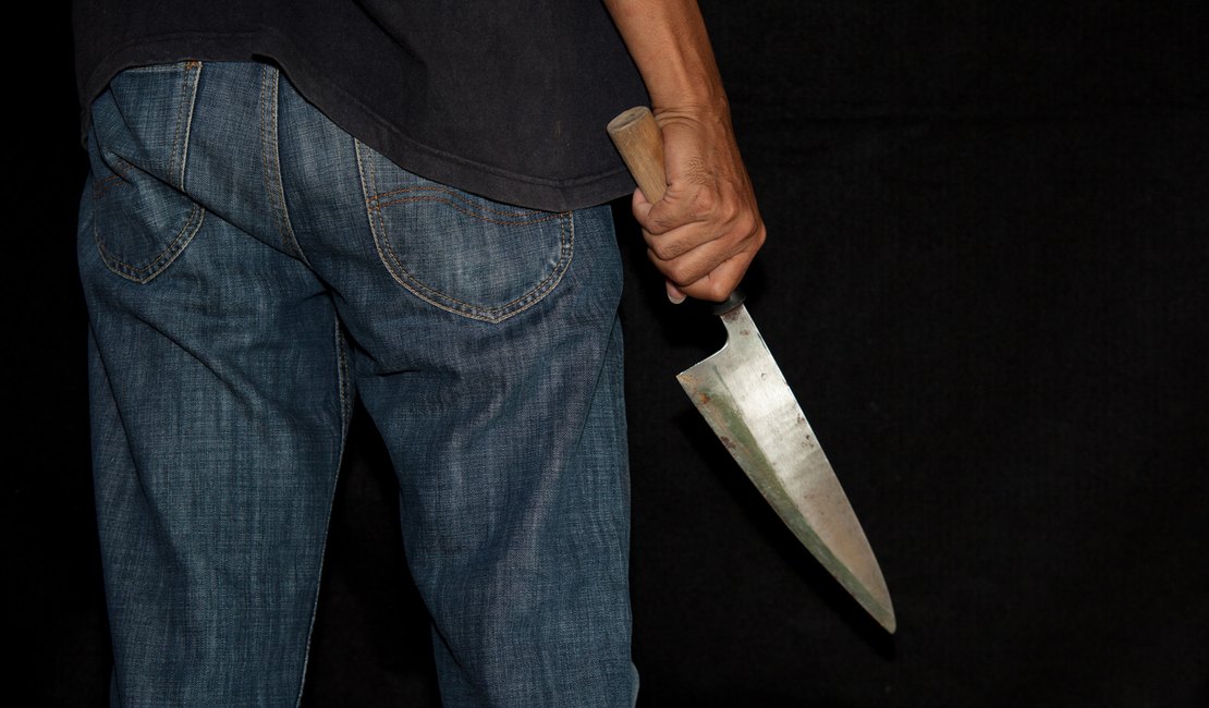 Homem é flagrado com faca em praça no Manoel Teles, em Arapiraca