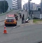 Motociclista e ciclista se envolvem em acidente próximo ao viaduto João Lyra, em Maceió