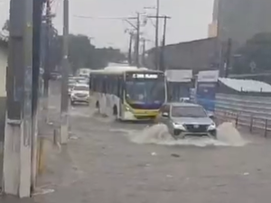 [Vídeo] Chuvas transformam ruas em 'rios' na parte alta de Maceió
