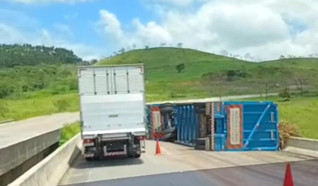 Caminhão canavieiro tomba e interdita faixa da BR-101 em Jequiá da Praia