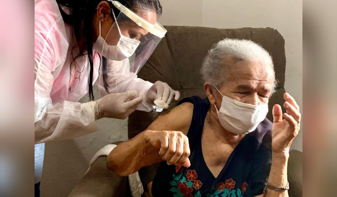 Matriz de Camaragibe inicia vacinação para idosos de 79 anos