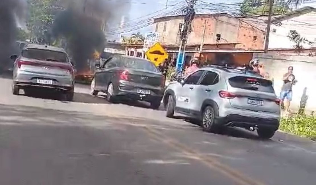 [Vídeo] Protesto por falta de água interdita trânsito na AL-101 Norte, em Ipioca