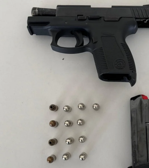 Homem é preso com arma furtada de policial no bairro Jardim Esperança, em Arapiraca