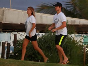 José Loreto vai à praia no Rio em meio à quarentena