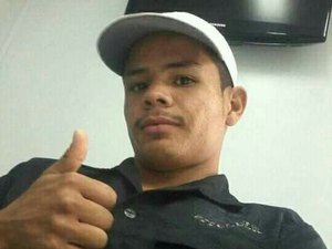 Jovem é assassinado na frente de amigos perto de casa de festas em Arapiraca