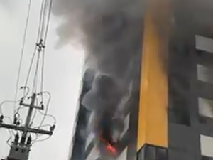 [Vídeo] Incêndio em apartamento leva moradores a evacuarem prédio 