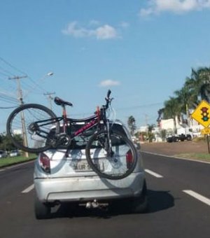 Homem identifica bicicleta roubada sendo transportada em carro; vídeo  