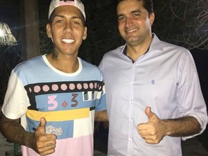 Roberto Firmino aproveita férias em Alagoas e é tietado por personalidades
