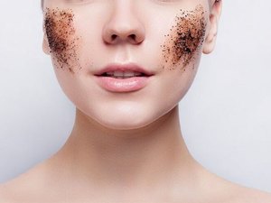 Café combate acne e olheiras; aprenda a fazer máscaras caseiras