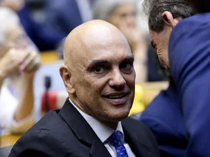 Moraes pede opinião da PGR sobre agentes da PF na casa de Bolsonaro
