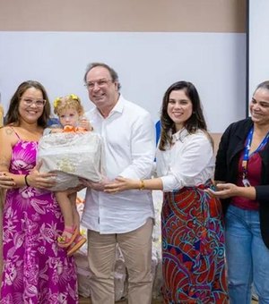 Prefeitura realiza a 1ª entrega de enxovais do projeto “Mãe Arapiraquense” de 2025