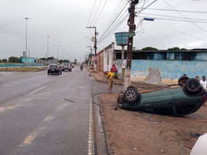 [Vídeo] Motorista perde o controle da direção e capota na AL-220 após ser 'fechado' por motociclista