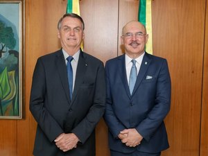 Ministro da Educação afirma que está com covid-19