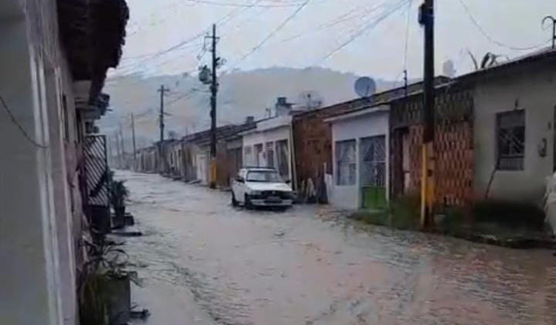 Chuvas provocam alagamentos em Matriz de Camaragibe