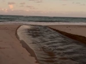 Vídeo levanta suspeita de despejo de esgoto no riacho de Guaxuma, em Maceió