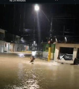 [Vídeo] Grupo de adolescentes toma banho na enchente de São Luís do Quitunde