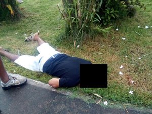 Homem sai de casa para levar esposa no ponto de ônibus e é morto a tiros