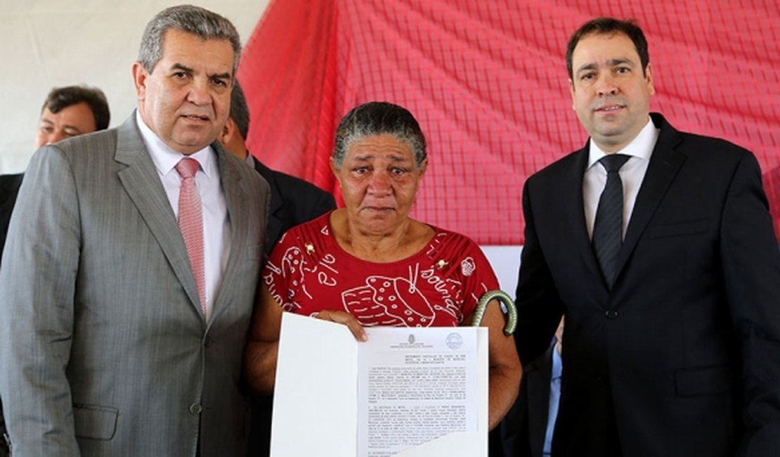 Moradores de Marechal Deodoro recebem escrituras pelo Moradia Legal