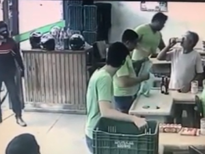 Homem anuncia assalto em mercearia, é ignorado por clientes e vai embora