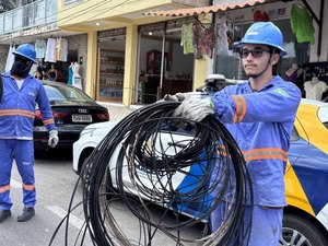 Prefeitura de Maceió inicia retirada de fios sem uso dos postes no Pontal da Barra