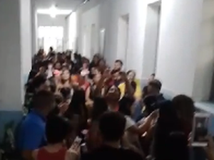 Cancelamento de prova gera protesto de alunos da Uninassau Arapiraca