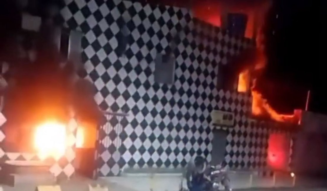 [Vídeo] Três pessoas são resgatadas de incêndio de grande porte em borracharia de Penedo