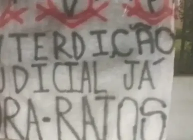 Torcida do Corinthians protesta em frente à casa de Omar Stabile: 'Fora ratos'