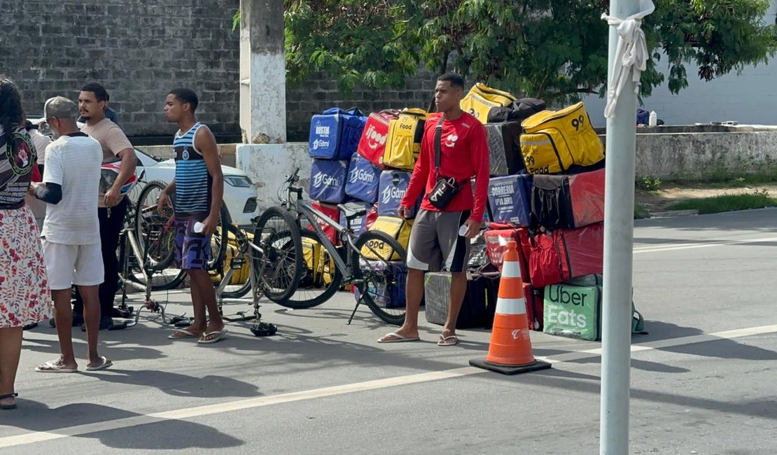 Protesto de entregadores e motoristas por aplicativo interdita avenida na Jatiúca