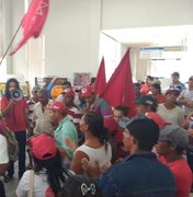 [Vídeo] Integrantes do MST ocupam prédio do INSS em Arapiraca