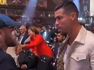 [Vídeo]: Neymar e Cristiano Ronaldo se encontram em evento de luta na Arábia