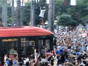 Brasileiro que viralizou ao dançar em cima de ônibus no carnaval cai e morre após briga na Rússia