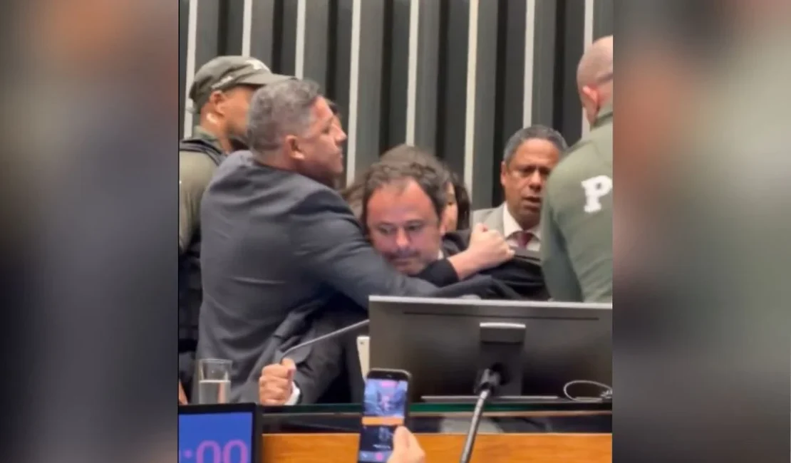 Glauber se manifesta após ser retirado à força do plenário da Câmara
