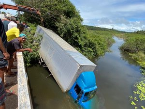 [Vídeo] Caminhão baú cai de ponte e fica submerso em rio na Praia da Lagoa do Pau em Coruripe