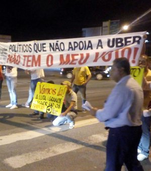 Motoristas do Uber protestam contra projeto de regulamentação do serviço