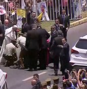[Vídeo] Papa Francisco desce do Papamóvel para socorrer policial que caiu do cavalo