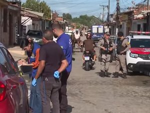 Homem é baleado, tenta pedir ajuda e morre no meio rua no Bom Parto, em Maceió