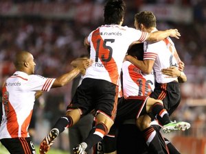 River vence Nacional e volta a festejar conquista internacional após 17 anos