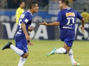 Cruzeiro joga com classe de campeão e lidera antes da Copa