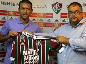 Volante Pierre é apresentado como novo reforço do Fluminense