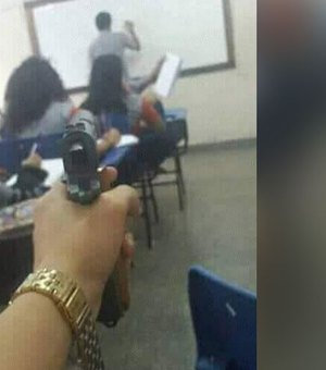 Aluno publica foto apontando arma para professor em sala