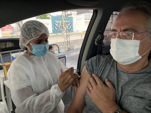 “Entre a luz e as trevas, a luz”, diz Renan Calheiros ao tomar primeira dose da vacina contra Covid-19