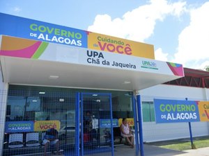 Homem é agredido a puladas na porta de casa