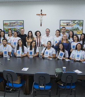 Prefeito entrega 30 novos tablets aos visitadores do programa Criança Feliz de Arapiraca