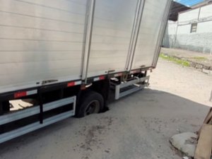 Caminhão fica preso após calçamento ceder no bairro Baixão, em Arapiraca
