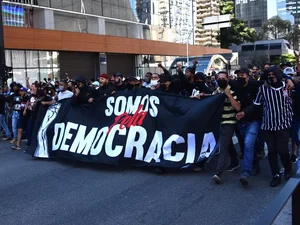 Ato pró-democracia em São Paulo termina em confronto com a PM