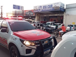[Vídeo] Empresário é baleado e funcionário morre em tiroteio dentro de revendedora de veículos em Arapiraca