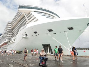 Maior navio da temporada desembarca em Maceió