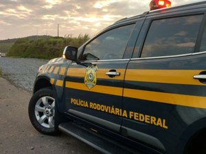 PRF recupera veículo roubado na BR-101, em Flexeiras