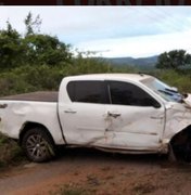 Condutora perde controle de direção e sobra em curva com caminhonete